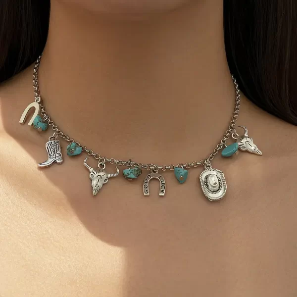 Colar Choker de Estilo Western Vintage com Pedras de Turquesa e Pingentes Boi Ferradura Chapeu e Bota Corrente de Ferro