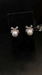 BRINCO DE PEROLA COM LAÇO STRASS ELEGANTE - Imagem 2