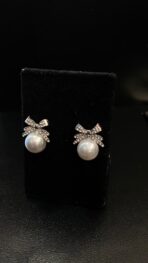 BRINCO DE PEROLA COM LAÇO STRASS ELEGANTE - Imagem 3