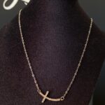 Colar Bijuteria com Cruz Strass