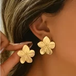 Brinco de Flor Dourada Vintage Elegante Banhado em Ouro 14K