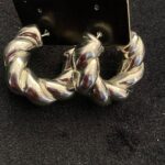 ARGOLA GRANDE RETORCIDO E TEXTURIZADO