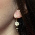 BRINCO PENDURADO SÃO BENTO E CRUZ JOYARA- SEMI JOIA