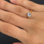 ANEL DE ACO INOXIDAVEL FOLHEADO A OURO 18K PONTO DE  LUZ