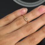 ANEL FOLHEADO A OURO 18K E PRATA DETALHADO COM CRISTAIS