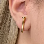 Brinco Fixo Prego Inspiração de Marca de Luxo Alta Joalheiria com Banho Ouro 18k