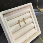 Brinco Fixo Prego Inspiração de Marca de Luxo Alta Joalheiria com Banho Ouro 18k - Imagem 2