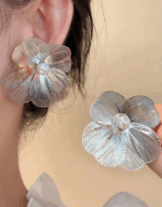 Brinco de Pérola com Flor Exagerada Elegantes Folheada a Prata