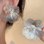 Brinco de Pérola com Flor Exagerada Elegantes Folheada a Prata