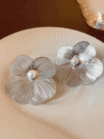 Brinco de Pérola com Flor Exagerada Elegantes Folheada a Prata - Imagem 2