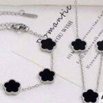 CONJUNTO DE PULSEIRA  COLAR DE TREVO PRATA DE AÇO INOXIDÁVEL