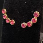 BRINCO EAR CUFF DOURADO PEDRAS ROSAS CIRCULOS