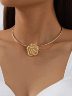 Colar Choker Gola Dourado Minimalista com Design de Rosa 3D Elegante
