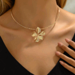 Colar Gargantilha de Metal da Moda com Pingente de Flor Dourada para um Visual Elegante e Luxuoso