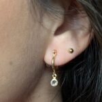 BRINCO PEDRINHA BRANCA PENDURADA JOYARA