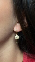 BRINCO PENDURADO SÃO BENTO E CRUZ JOYARA- SEMI JOIA