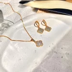 Conjunto Trevo Cravejado Folheado a Ouro 18k